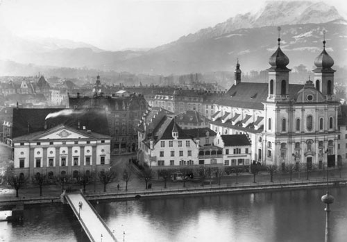 Die repräsentative Reussfront vor 1949 mit Stadttheater, Freienhof und Jesuitenkirche. Lesen Sie auch die unrühmliche Geschichte zum Freienhof