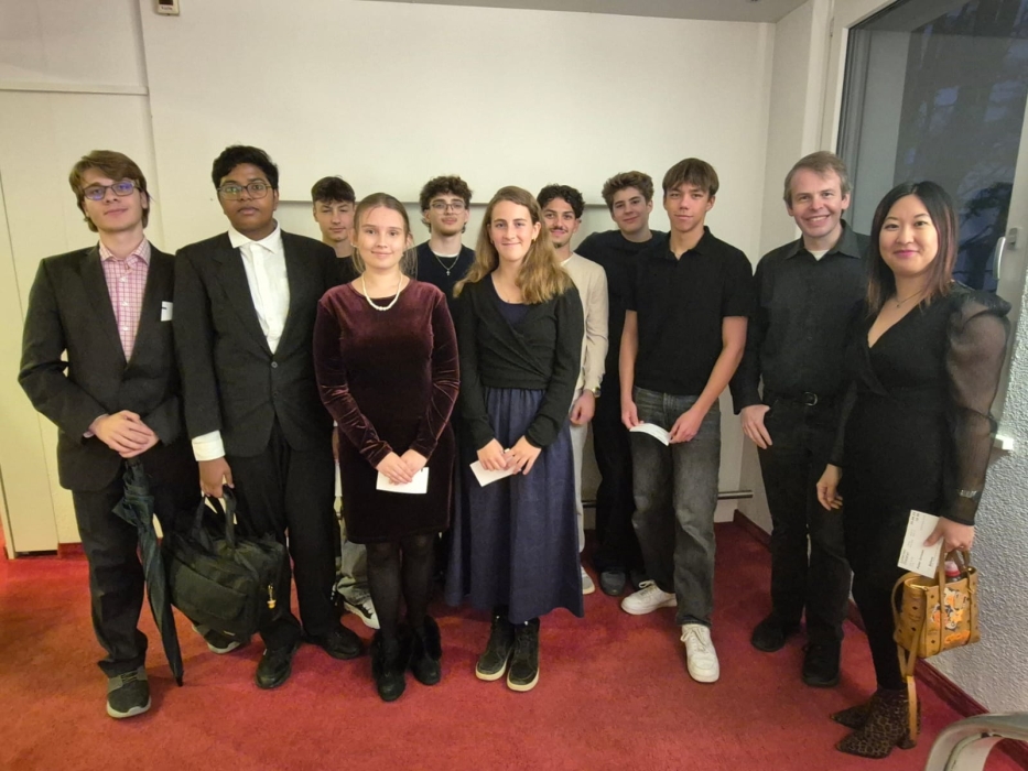 neun Schüler*innen der Kantonsschule Ausserschwyz