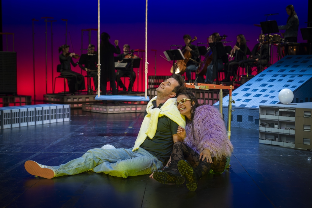 Luca Bernard, Tania Lorenzo Castro und im Hintergrund das erste Theater-Jugendorchester (TJO) mit Jugendlichen aus Stadt und Umgebung. 