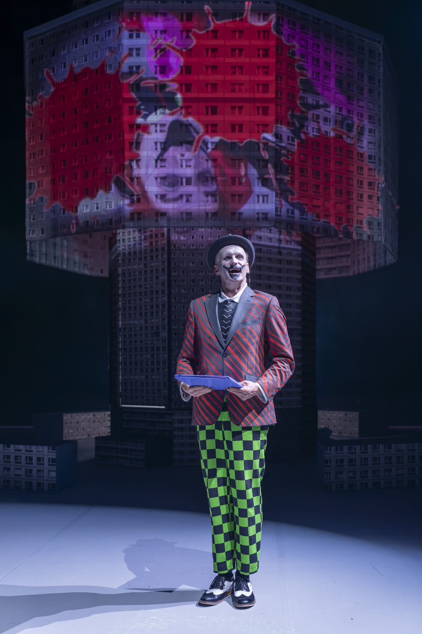 Für ein brandaktuelles Kostüm empfehlen wir die Joker-Charaktere aus «Der Richter und sein Henker» – diese Figuren können Sie auch über Halloween hinaus noch live erleben (Foto: Ingo Hoehn)