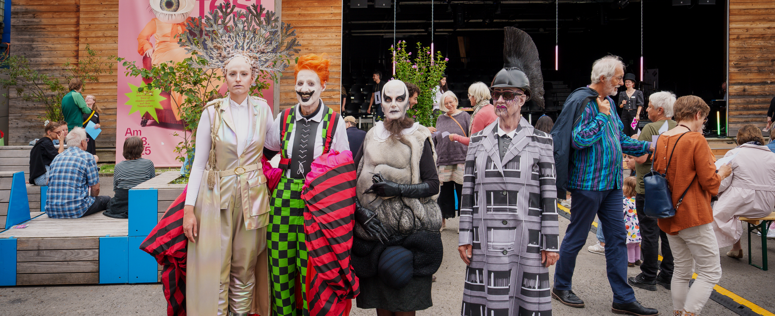 vier verkleidete Personen am Luzerner Theaterfest