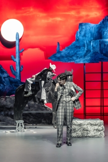Luzerner Theater_Der_zerbrochne_Krug_Carina Thurner_Annina Hunziker_Foto_Tanja_Dorendorf