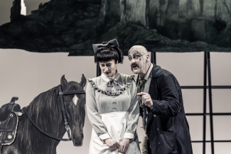Luzerner Theater_Der_zerbrochne_Krug_Fabiola Octavia Strugalla_Christian Baumbach_Foto_Tanja_Dorendorf-2