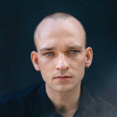 Der Schauspieler Bastian Inglin blickt intensiv in die Kamera.